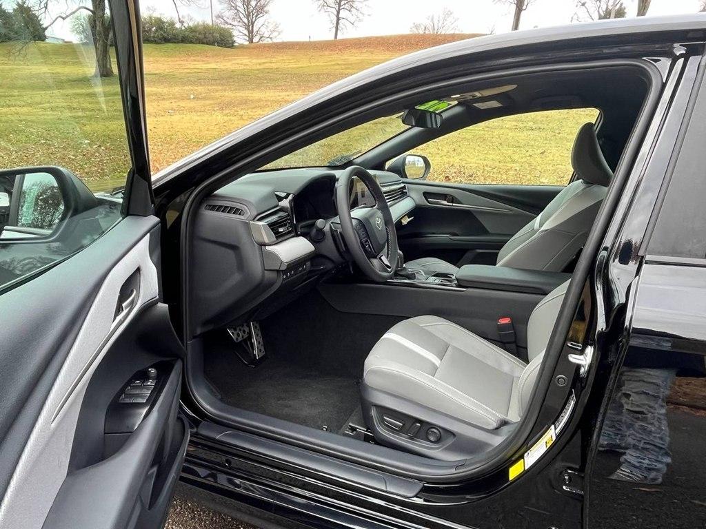 Toyota Camry Hybrid SE AWD 2025