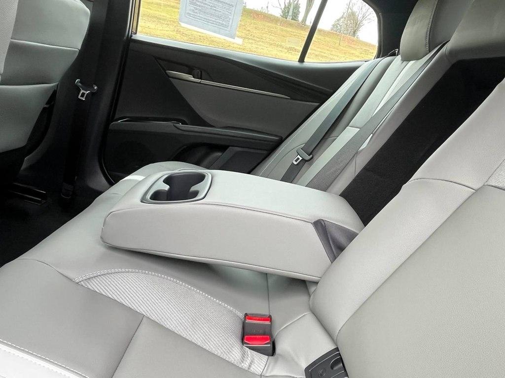 Toyota Camry Hybrid SE AWD 2025