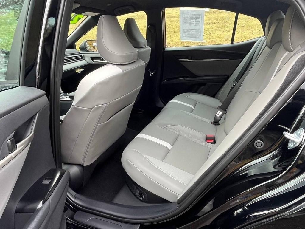 Toyota Camry Hybrid SE AWD 2025