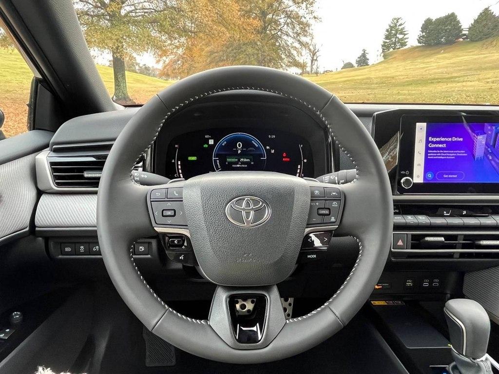 Toyota Camry Hybrid SE AWD 2025