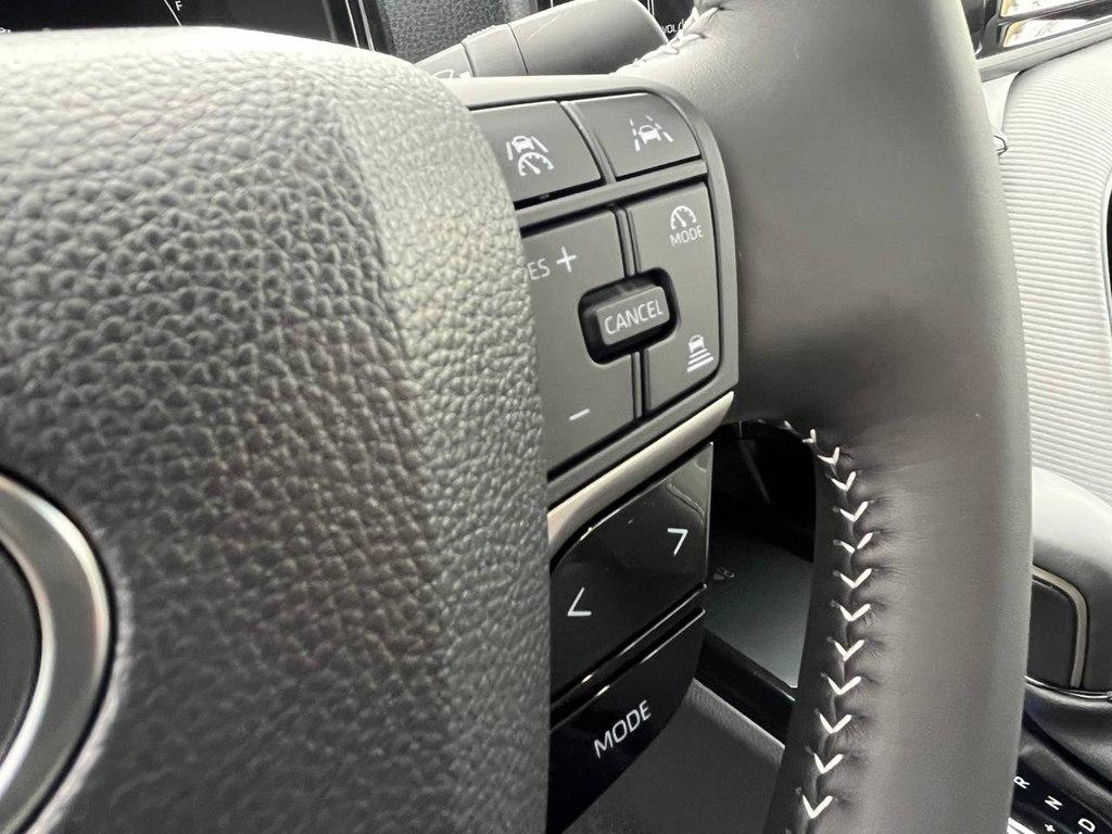 Toyota Camry Hybrid SE AWD 2025