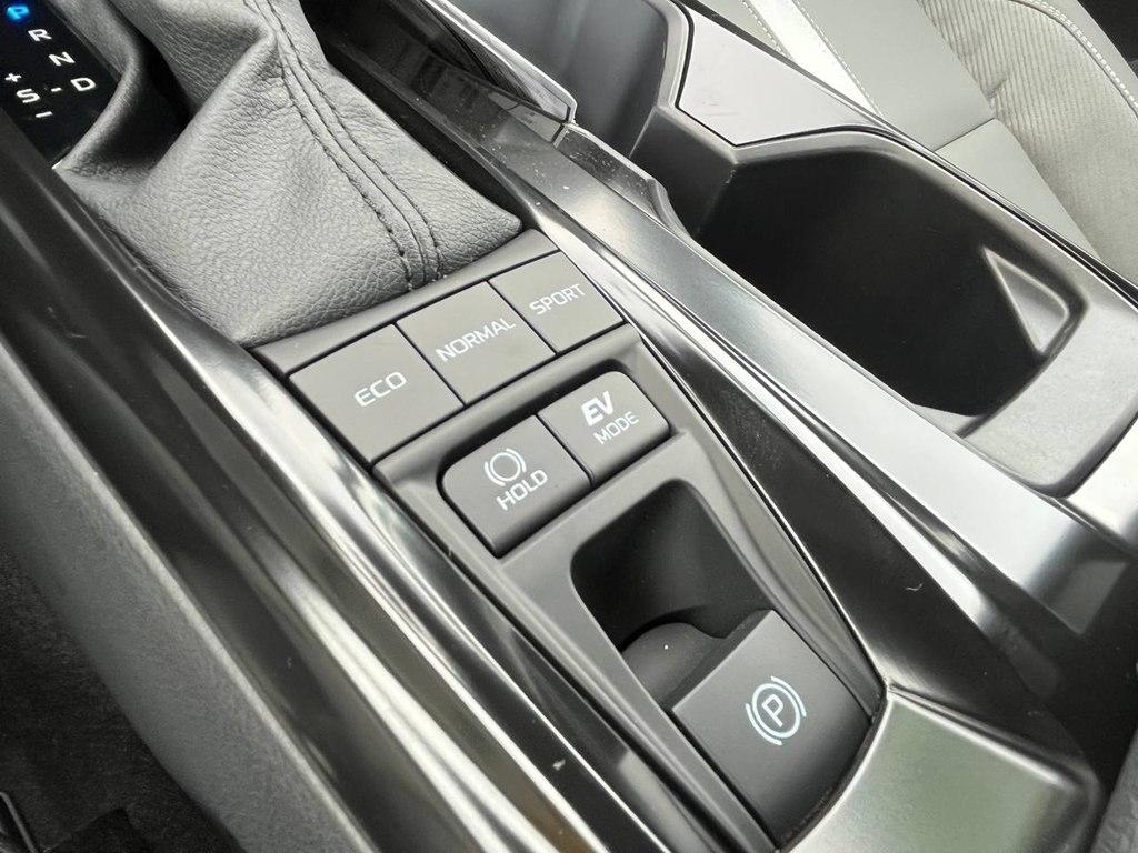 Toyota Camry Hybrid SE AWD 2025