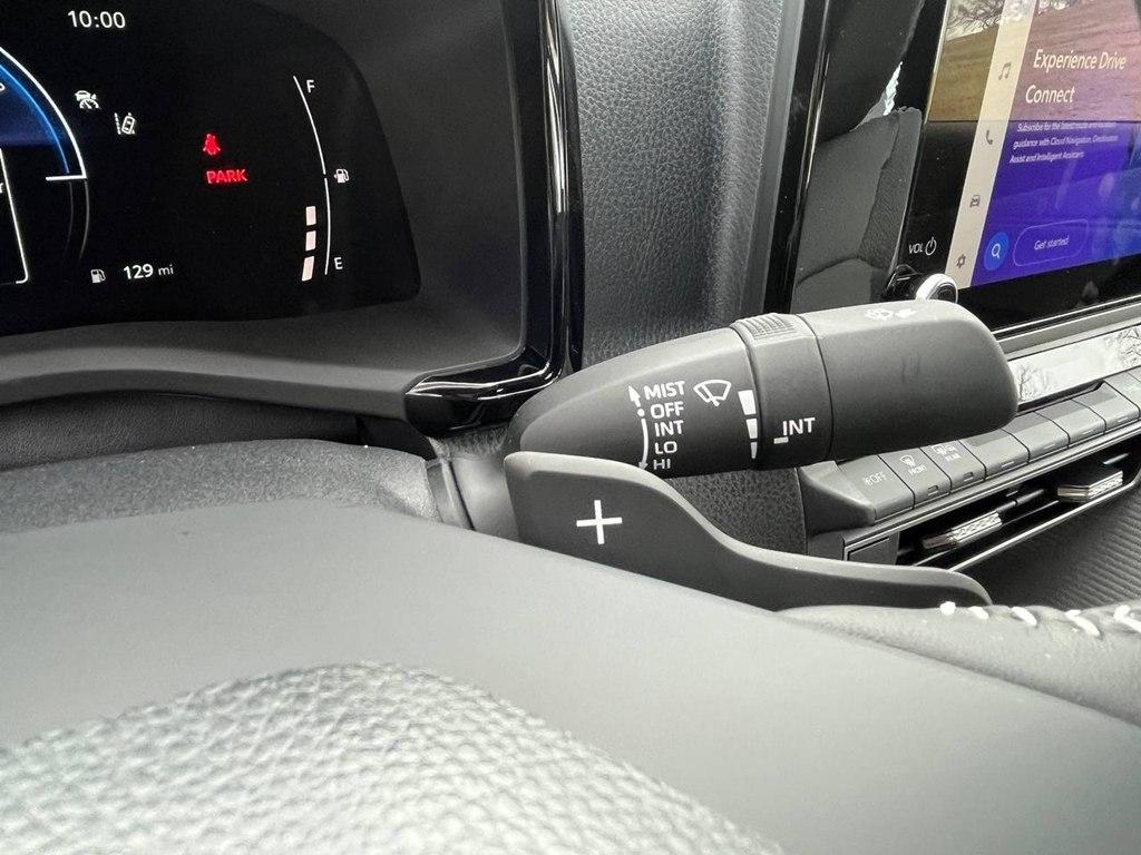 Toyota Camry Hybrid SE AWD 2025