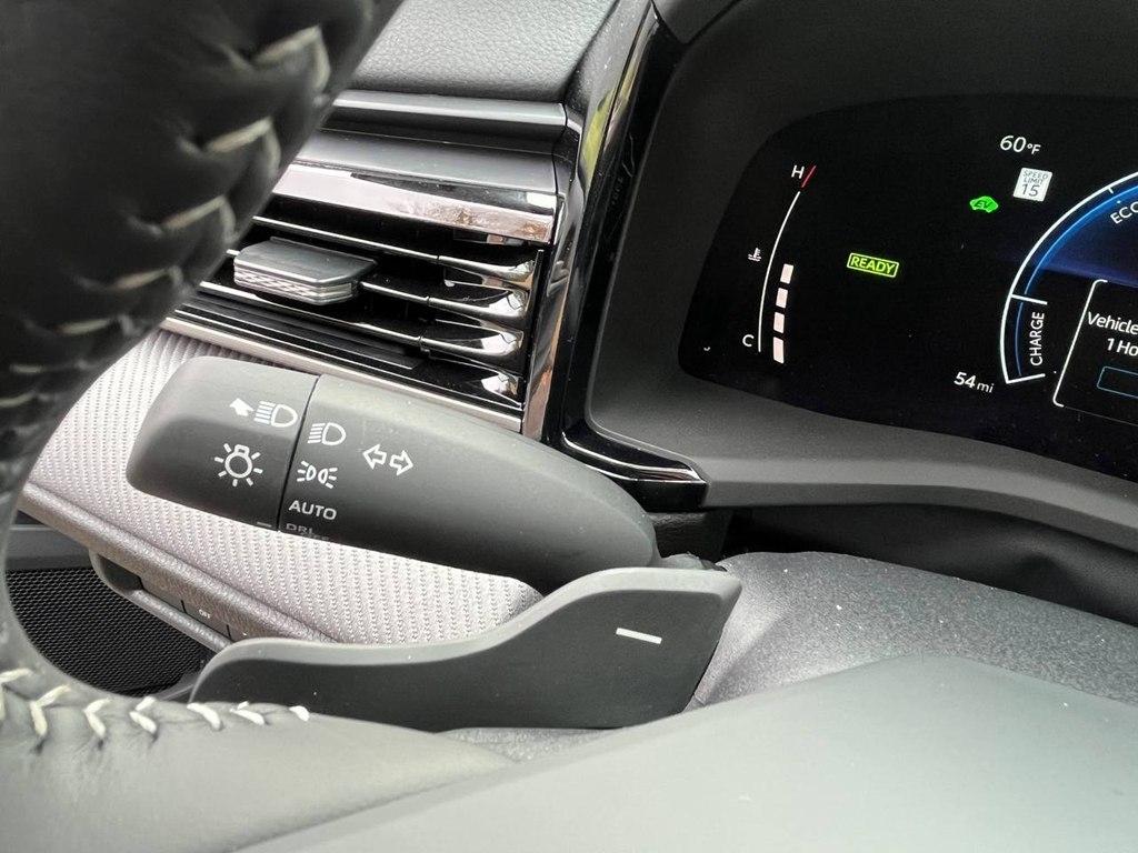 Toyota Camry Hybrid SE AWD 2025