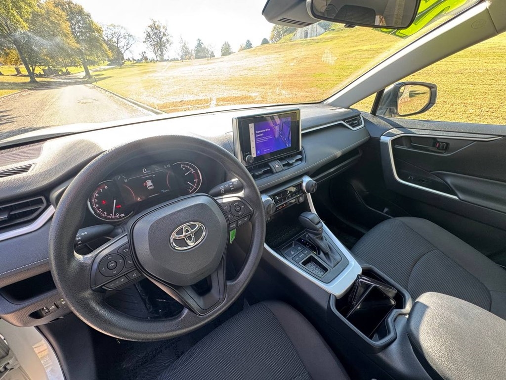 Toyota RAV4 LE FWD (Natl) 2025