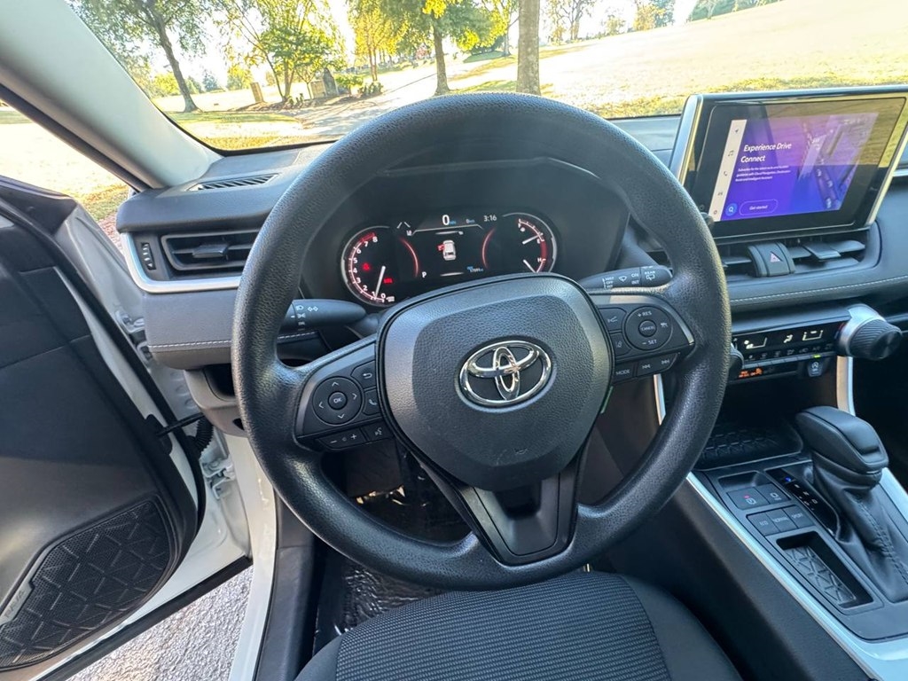 Toyota RAV4 LE FWD (Natl) 2025