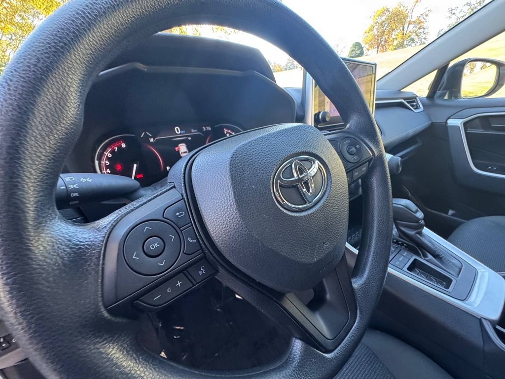 Toyota RAV4 LE FWD (Natl) 2025