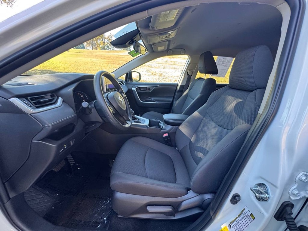 Toyota RAV4 LE FWD (Natl) 2025