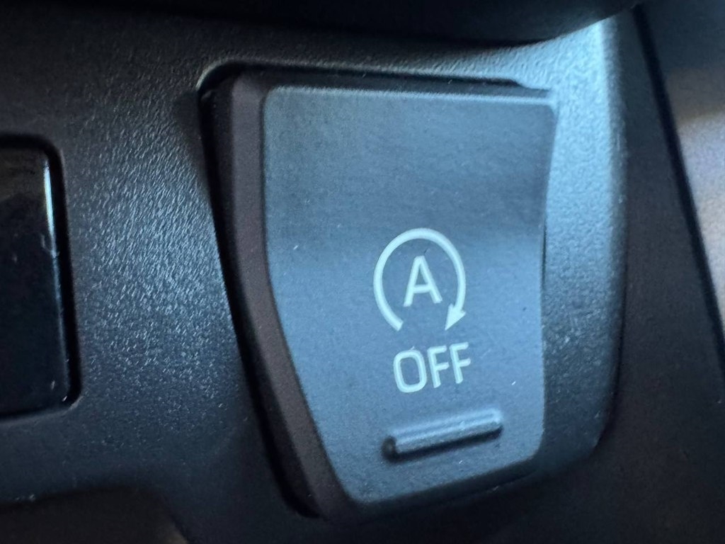 Toyota RAV4 LE FWD (Natl) 2025