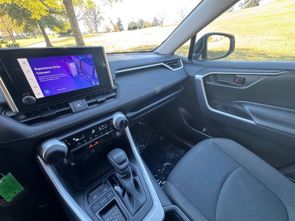 Toyota RAV4 LE FWD (Natl) 2025