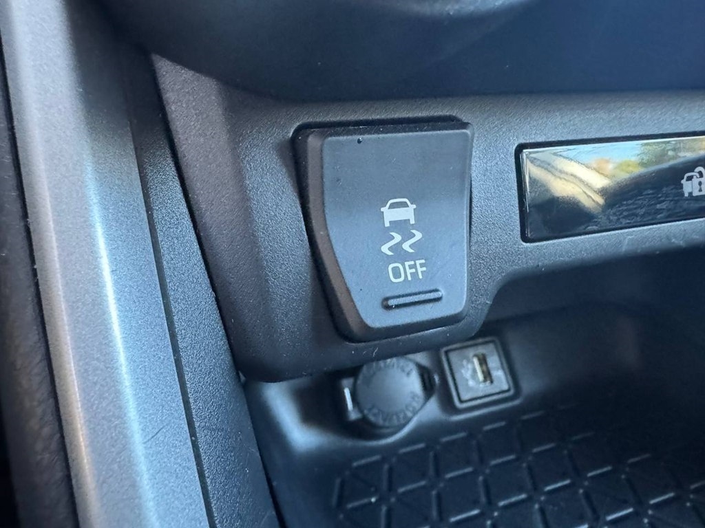 Toyota RAV4 LE FWD (Natl) 2025