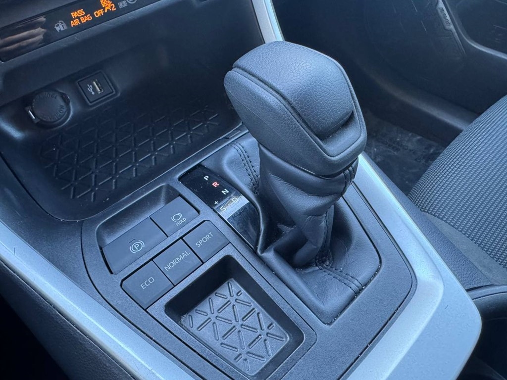 Toyota RAV4 LE FWD (Natl) 2025