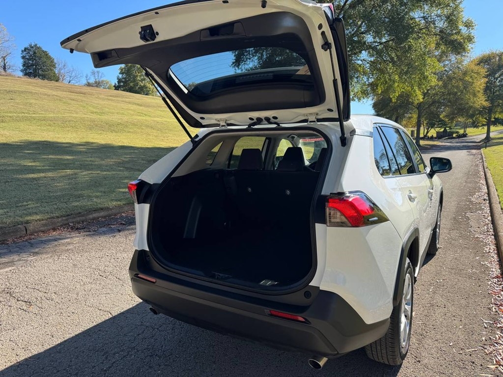 Toyota RAV4 LE FWD (Natl) 2025