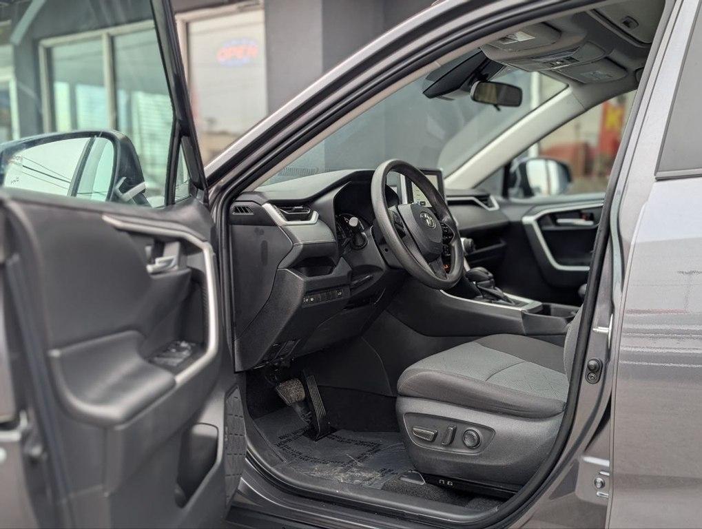 Toyota RAV4 XLE FWD (Natl) 2024