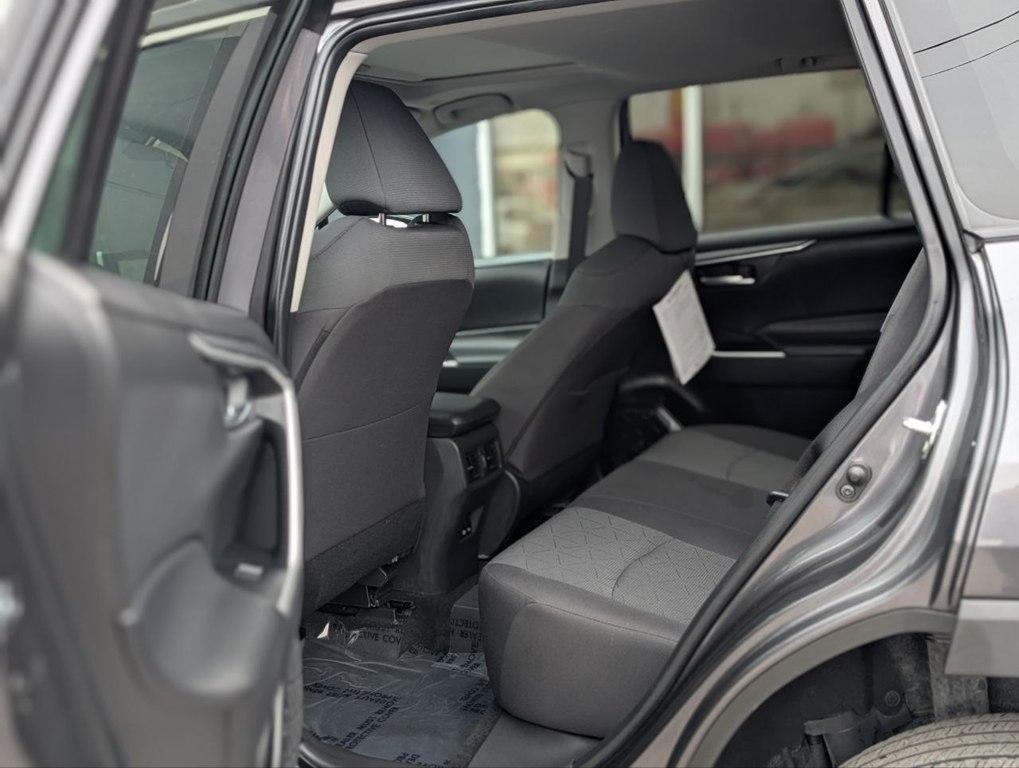 Toyota RAV4 XLE FWD (Natl) 2024