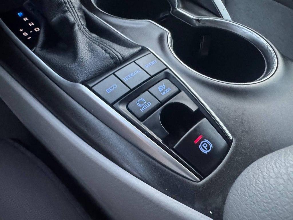 Toyota Camry Hybrid LE CVT (Natl) 2022