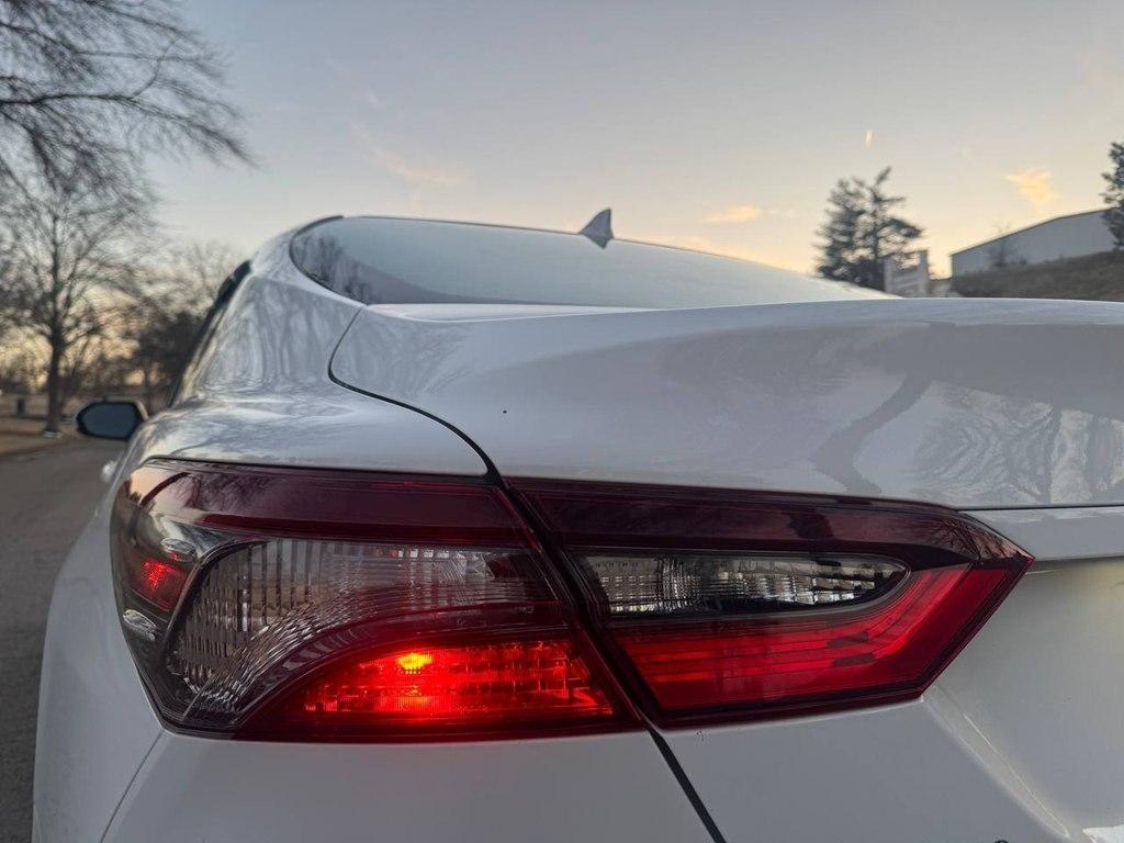 Toyota Camry Hybrid LE CVT (Natl) 2022