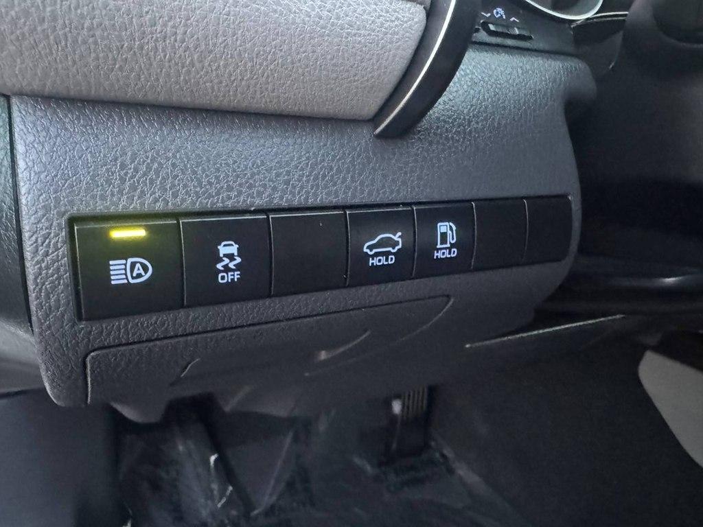 Toyota Camry Hybrid LE CVT (Natl) 2022