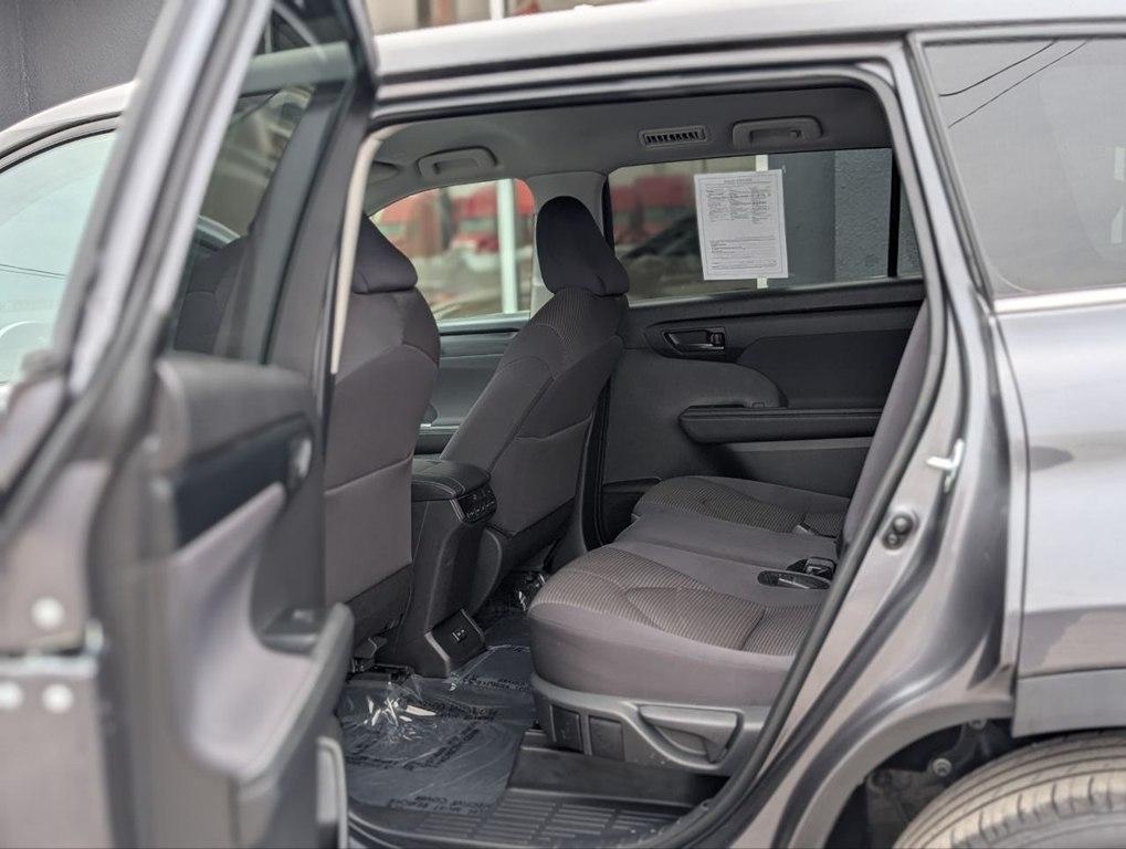 Toyota Highlander LE AWD (Natl) 2024