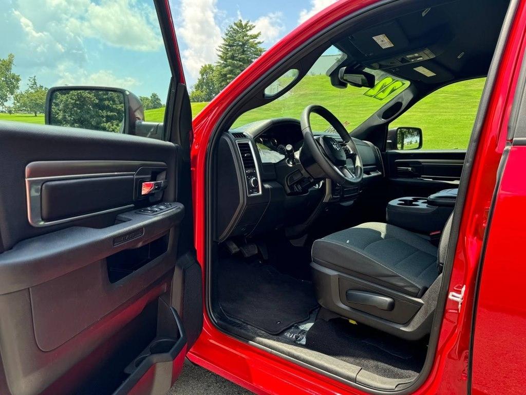 RAM 1500 Classic Warlock 4x4 Crew Cab 5'7" Box 2022