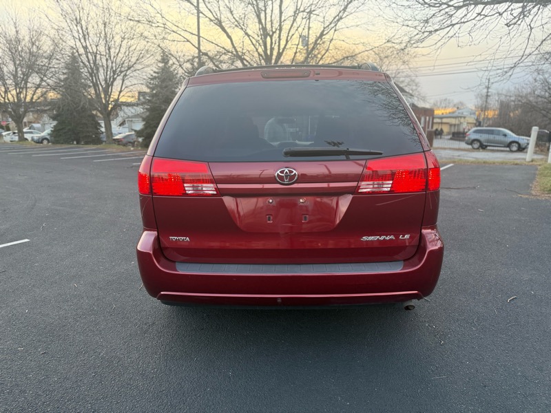 Toyota Sienna LE - 7 Passenger 2004
