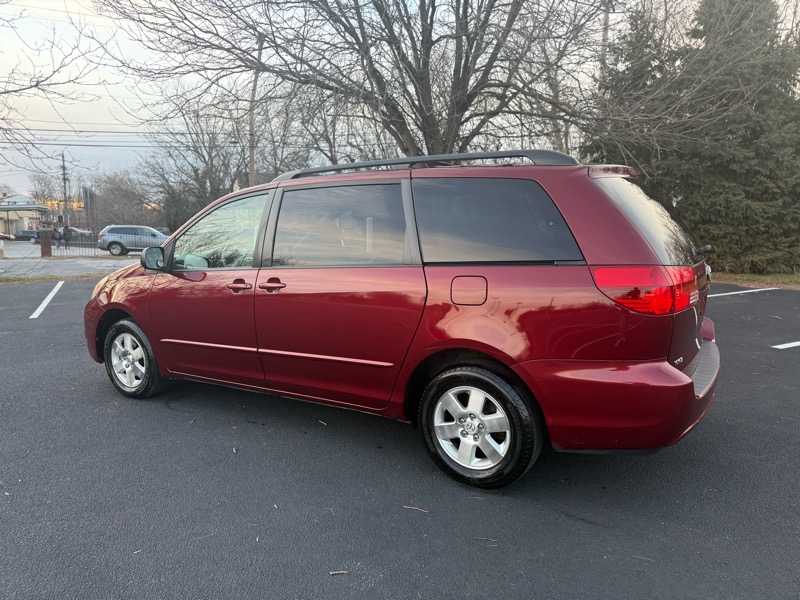 Toyota Sienna LE - 7 Passenger 2004