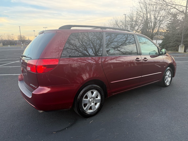 Toyota Sienna LE - 7 Passenger 2004