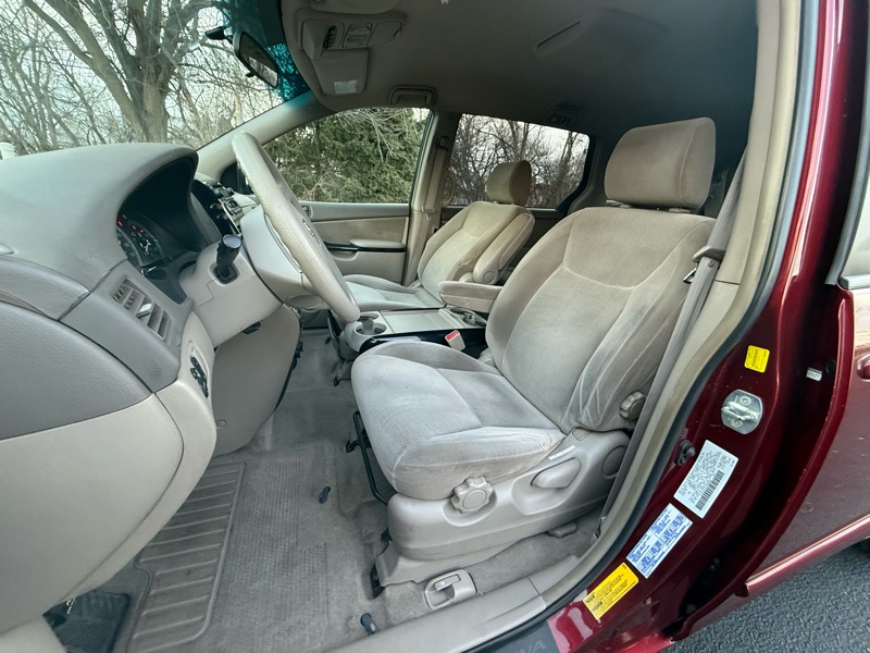 Toyota Sienna LE - 7 Passenger 2004