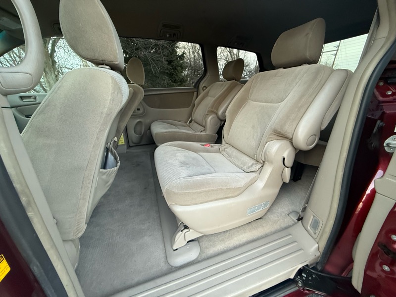 Toyota Sienna LE - 7 Passenger 2004