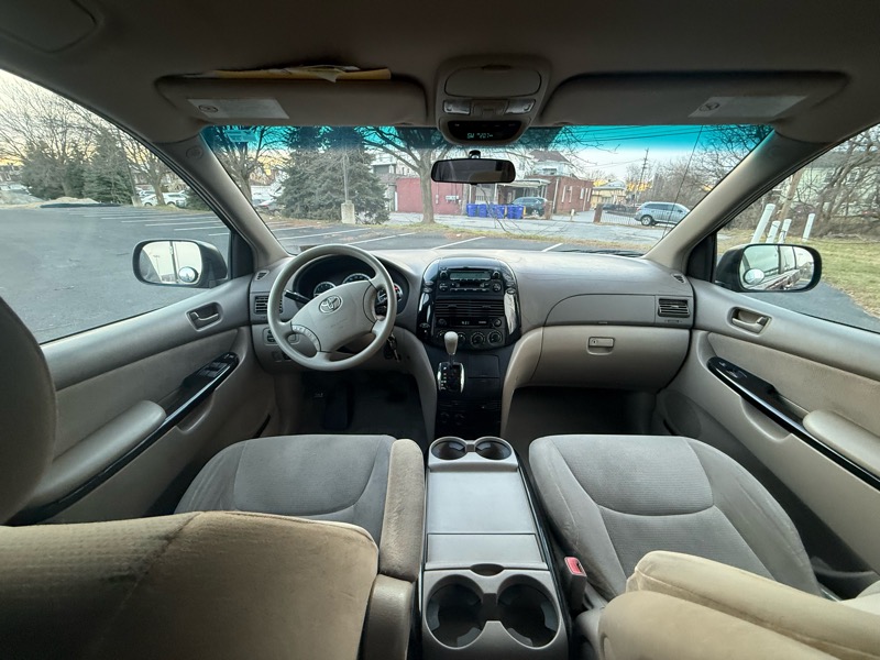 Toyota Sienna LE - 7 Passenger 2004