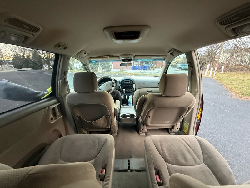 Toyota Sienna LE - 7 Passenger 2004