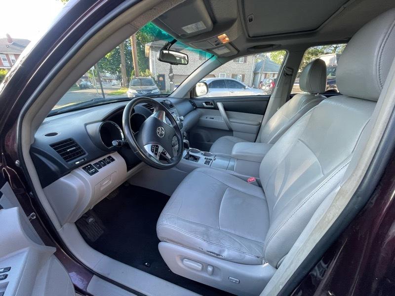Toyota Highlander Base 4WD 2012