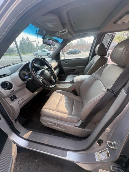 Honda Pilot Touring 4WD 5-Spd AT with DVD 2012