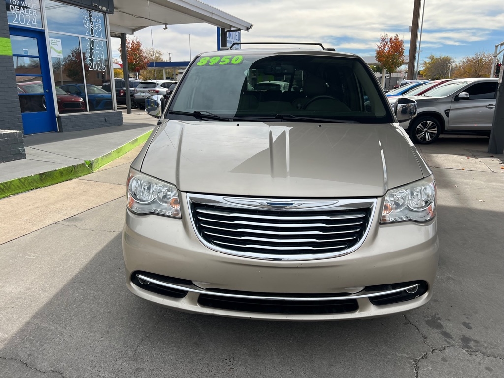 2013 Chrysler Town & Country photo 2
