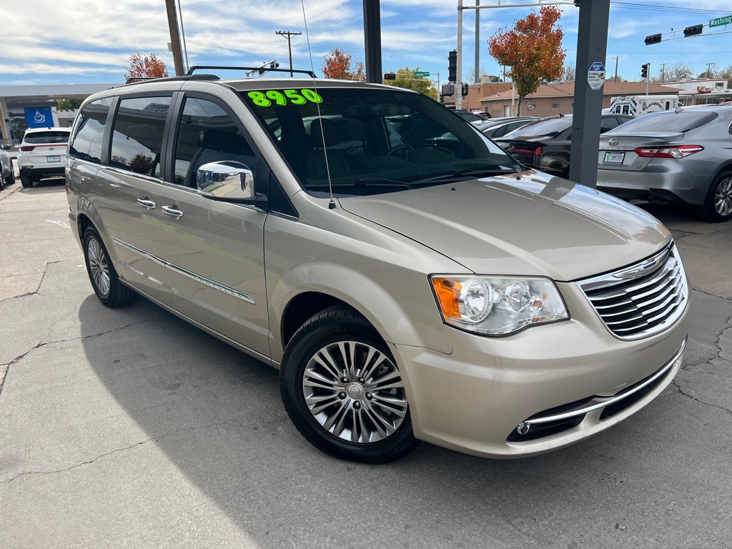 2013 Chrysler Town & Country photo 3