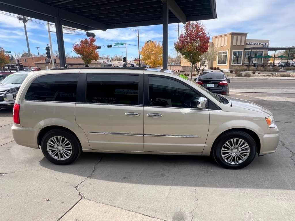 2013 Chrysler Town & Country photo 4