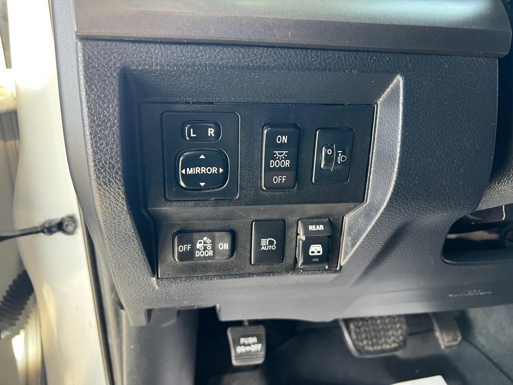 Toyota Tundra SR5 5.7L V8 FFV CrewMax 4WD 2018