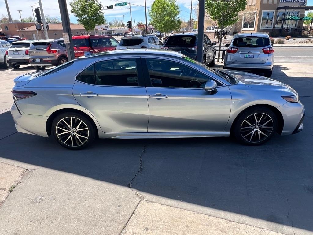 Toyota Camry SE 2023