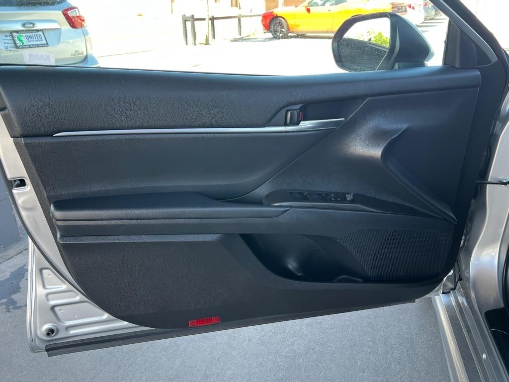 Toyota Camry SE 2023