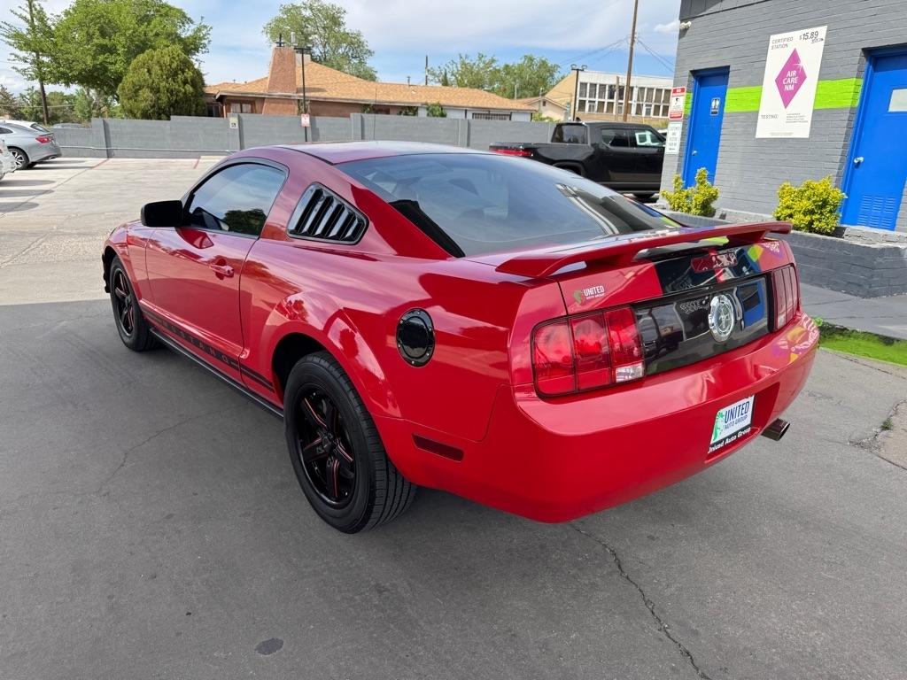 Ford Mustang V6 Deluxe Coupe 2005