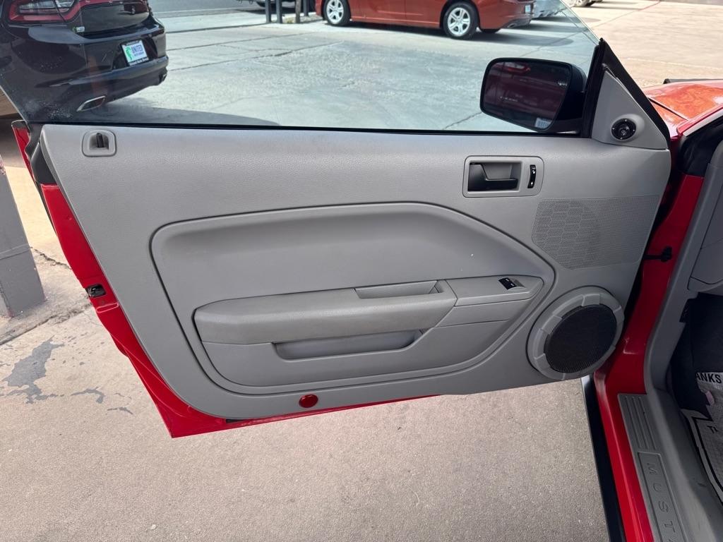 Ford Mustang V6 Deluxe Coupe 2005