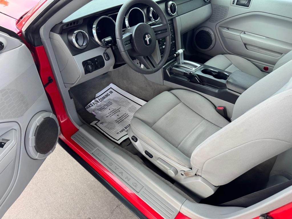 Ford Mustang V6 Deluxe Coupe 2005