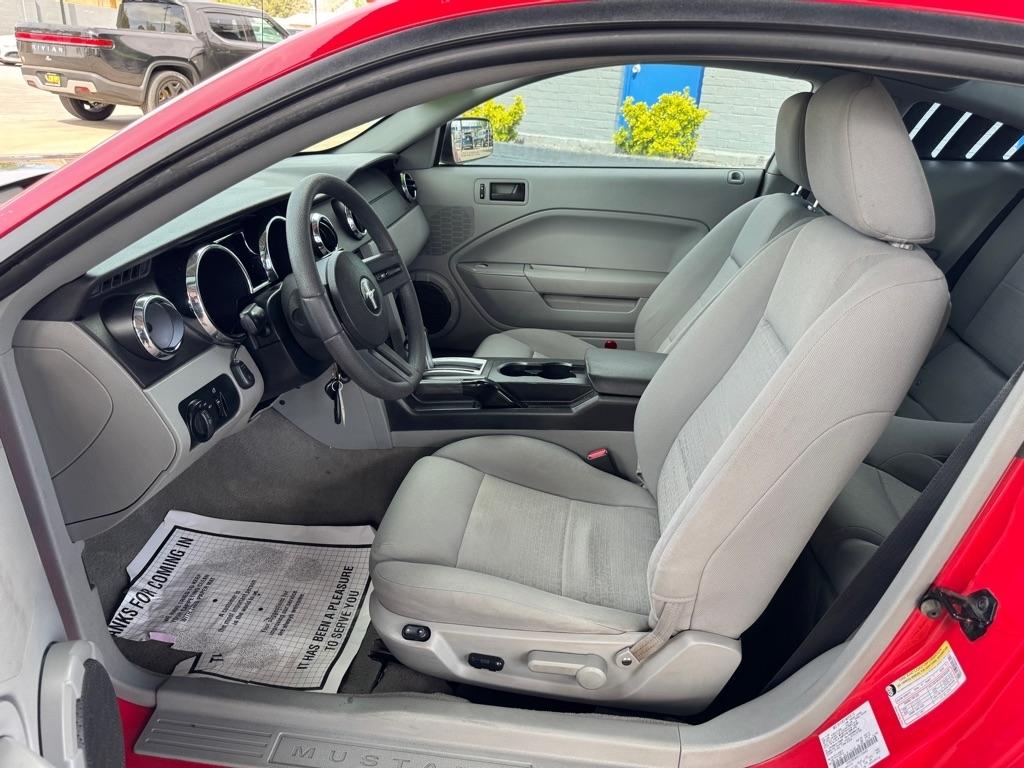 Ford Mustang V6 Deluxe Coupe 2005