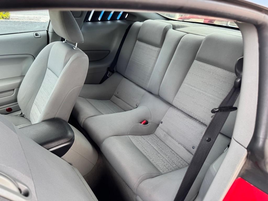 Ford Mustang V6 Deluxe Coupe 2005