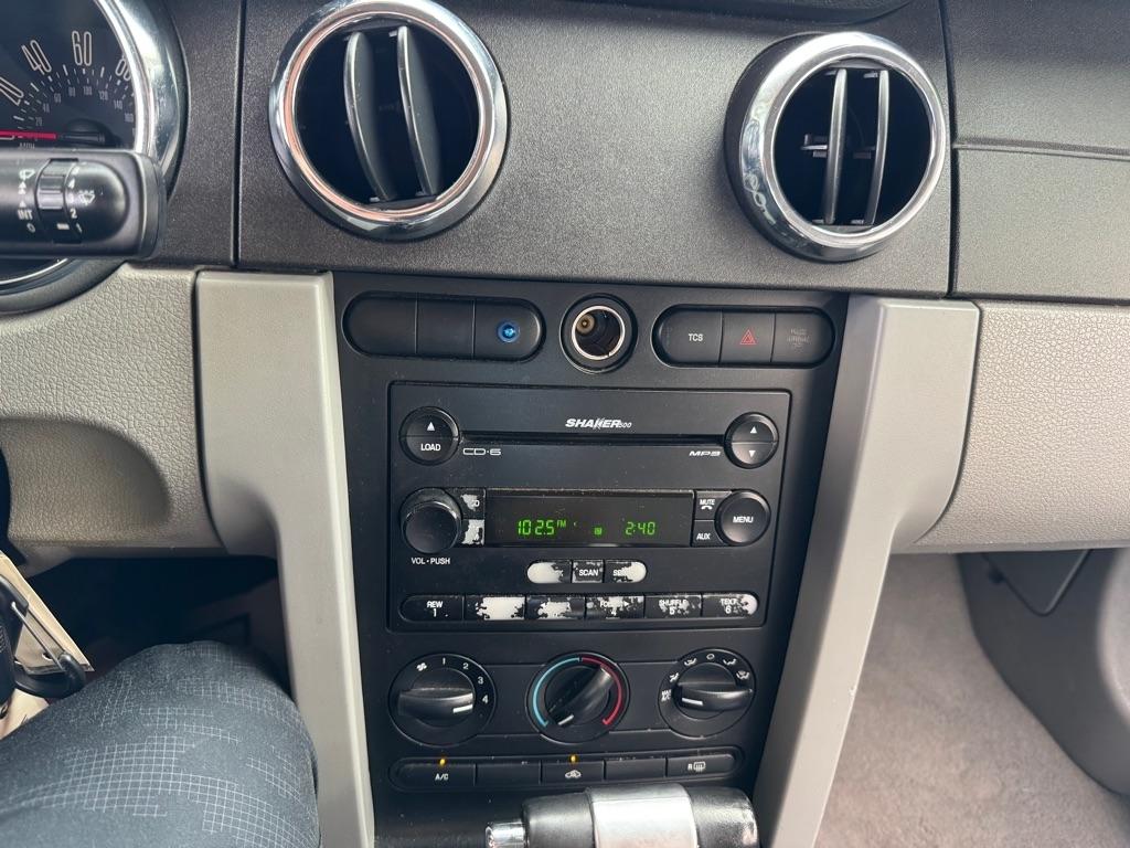 Ford Mustang V6 Deluxe Coupe 2005