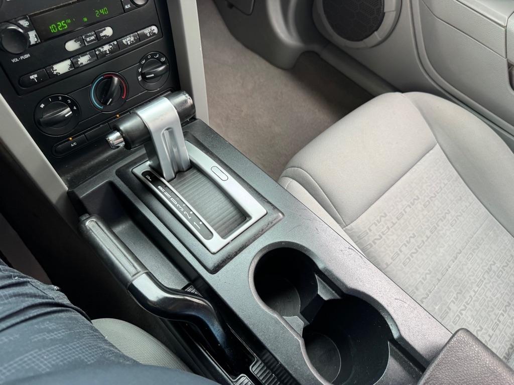 Ford Mustang V6 Deluxe Coupe 2005