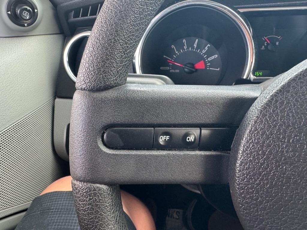 Ford Mustang V6 Deluxe Coupe 2005