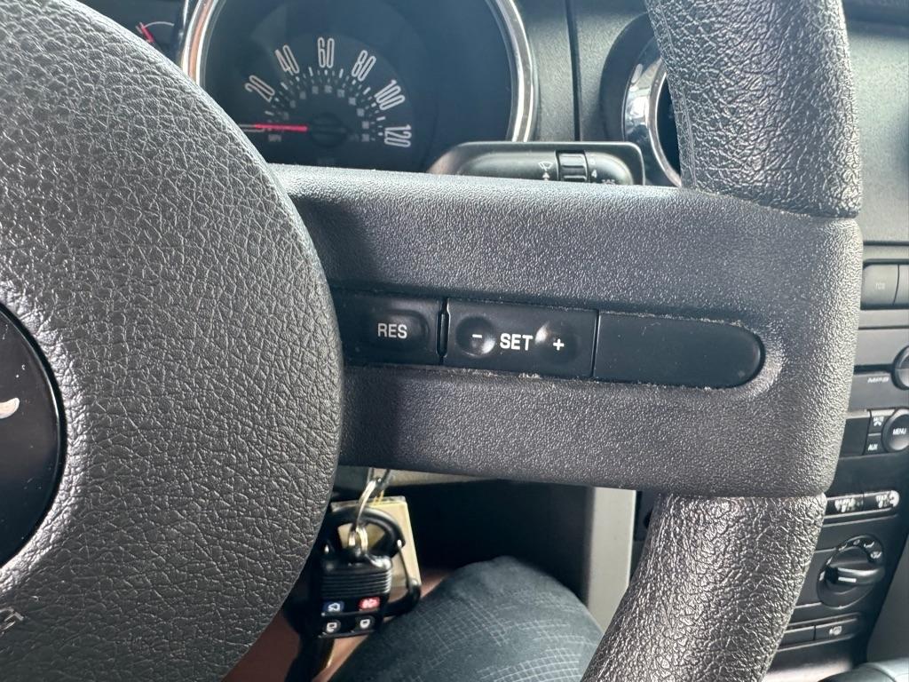 Ford Mustang V6 Deluxe Coupe 2005