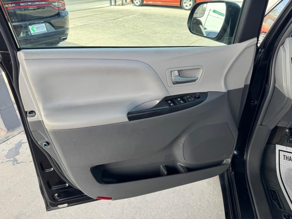 Toyota Sienna LE 8-Passenger 2017