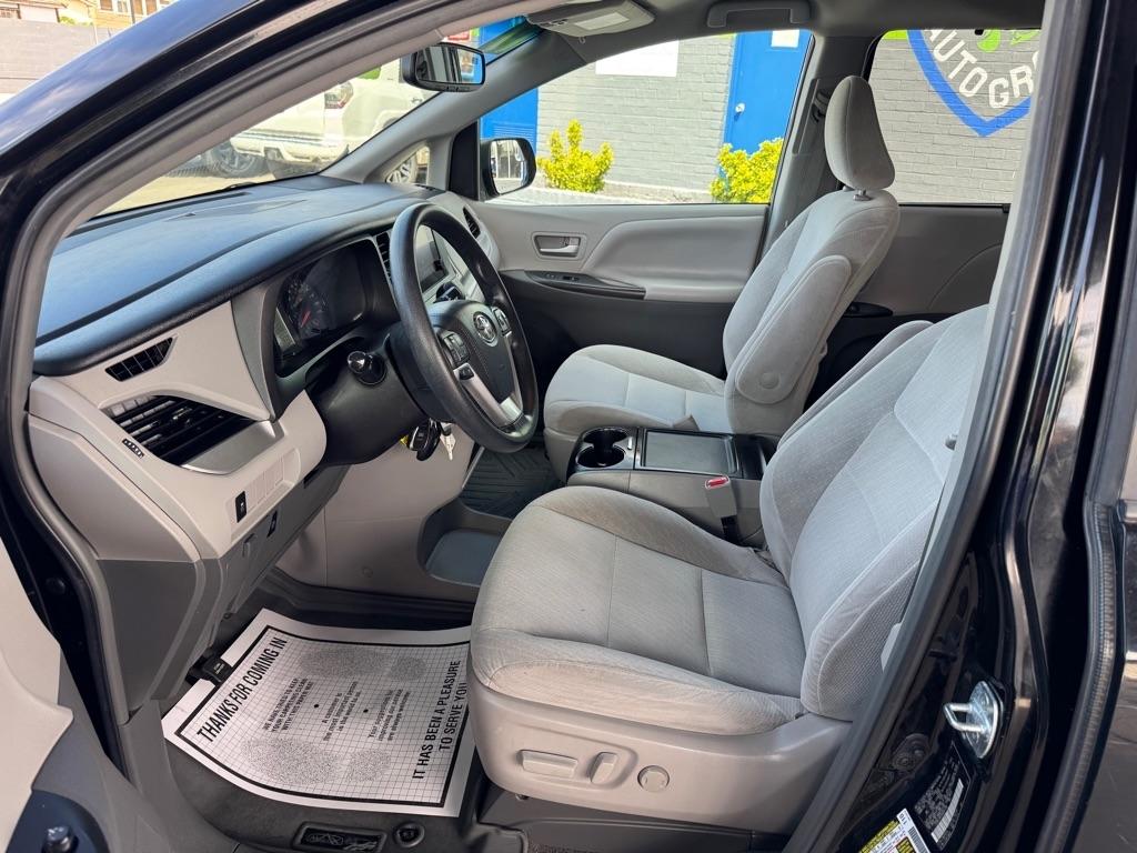 Toyota Sienna LE 8-Passenger 2017